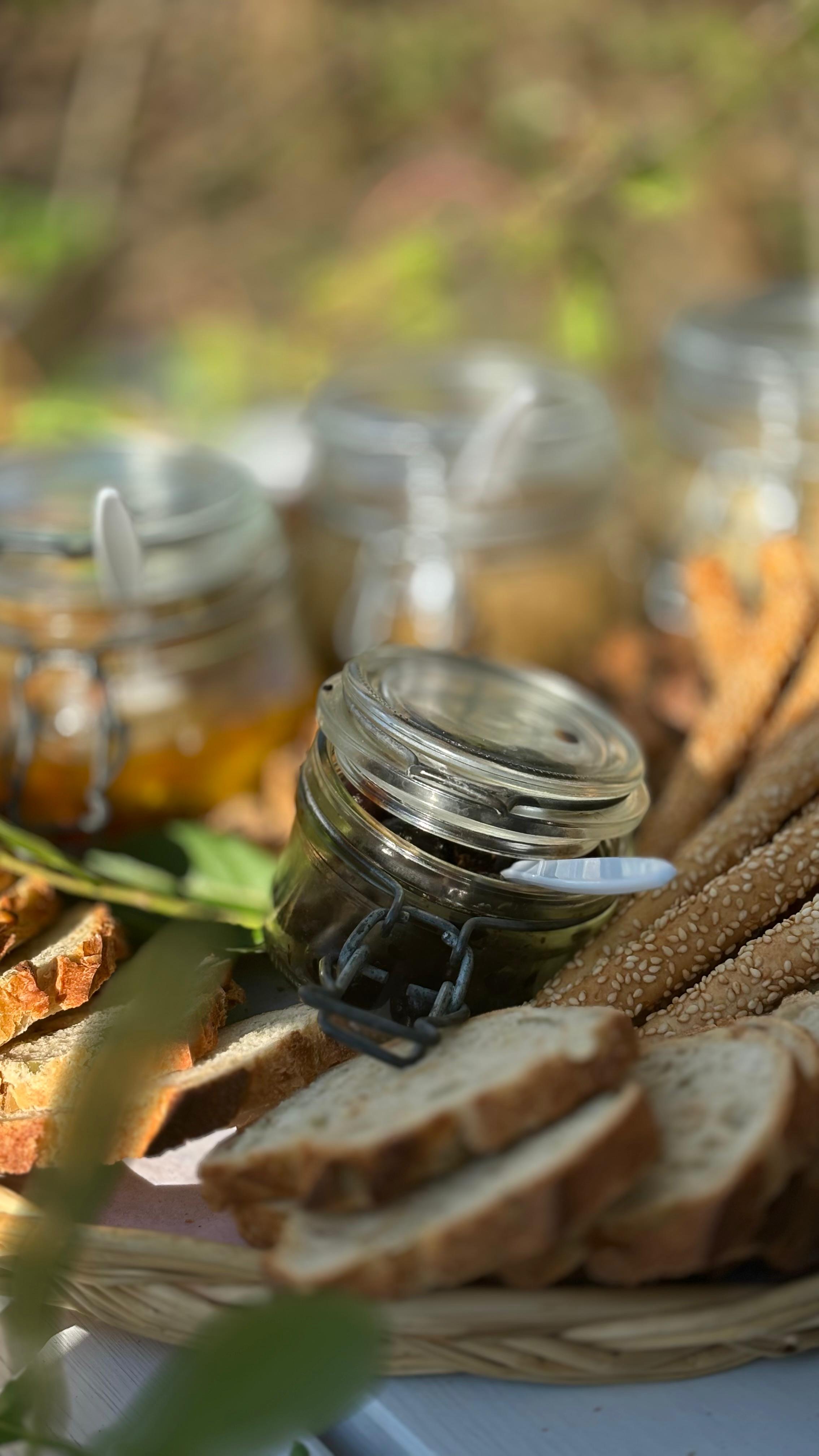 Bocaux artisanaux avec pain et gressins sésame